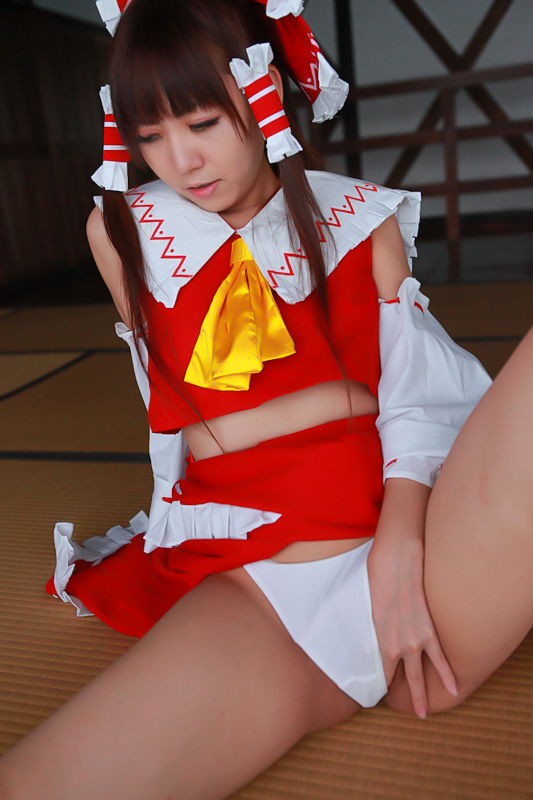 [Cosplay] Reimu Hakurei with dildo and toys - Touhou Project Cosplay